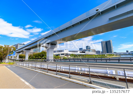 東京　江東区　環二通り沿いの都市風景（豊洲市場付近） 135257677