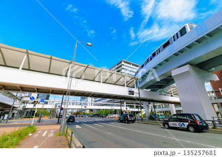 東京　江東区　環二通り沿いの都市風景（市場前駅付近） 135257681