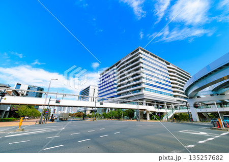 東京 江東区 環二通り沿いの都市風景(市場前駅付近) 東京 江東区 環二通り沿いの都市風景(市場前駅付近) 135257682