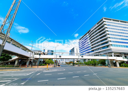 東京　江東区　環二通り沿いの都市風景（市場前駅付近） 135257683