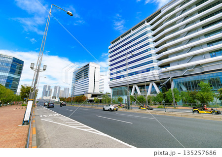 東京　江東区　環二通り沿いの都市風景（豊洲 千客万来付近） 135257686