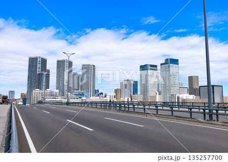 東京　江東区　環二通り沿いの都市風景（豊洲大橋付近） 135257700