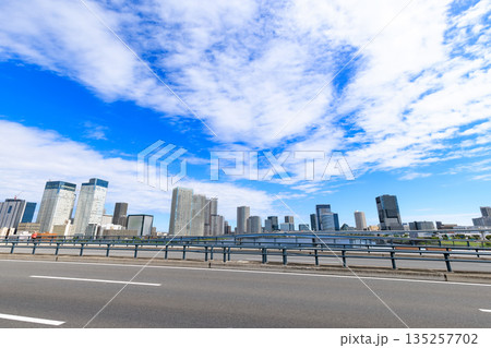東京　江東区　環二通り沿いの都市風景（豊洲大橋付近） 135257702