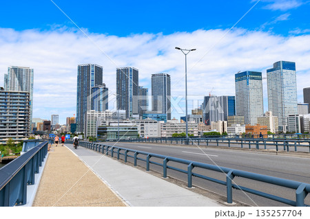 東京　江東区　環二通り沿いの都市風景（豊洲大橋付近） 135257704