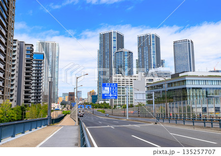 東京　江東区　環二通り沿いの都市風景（豊洲大橋付近） 135257707