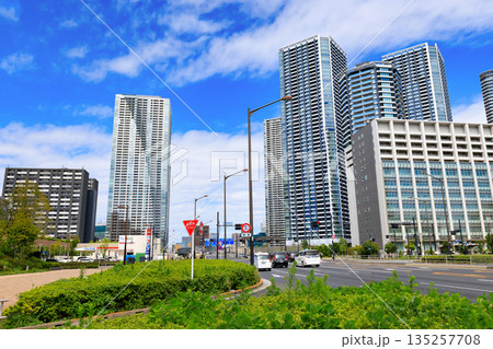 東京　中央区　環二通り沿いの都市風景（月島警察署前交差点付近） 135257708