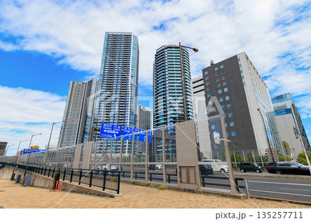 東京 中央区 環二通り沿いの都市風景(月島警察署前交差点付近) 東京 中央区 環二通り沿いの都市風景(月島警察署前交差点付近) 135257711