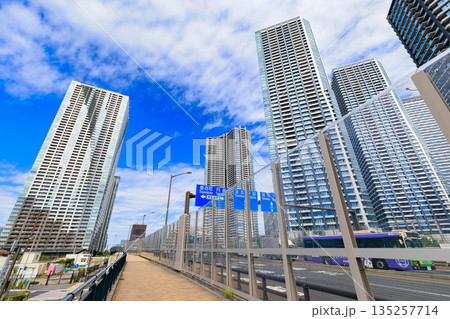 東京　中央区　環二通り沿いの都市風景（月島警察署前交差点付近） 135257714