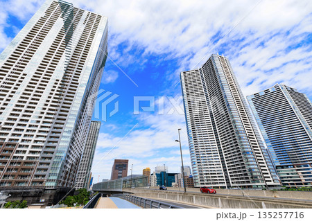 東京　中央区　環二通り沿いの都市風景（黎明大橋付近） 135257716