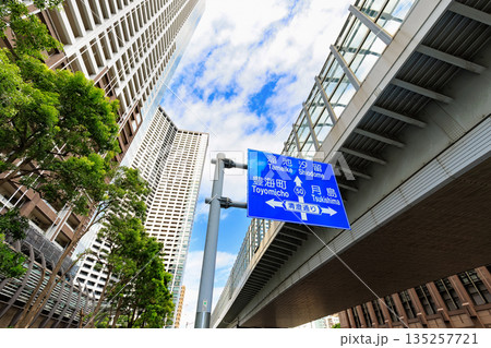 東京　中央区　環二通り沿いの都市風景（勝どき陸橋交差点付近） 135257721