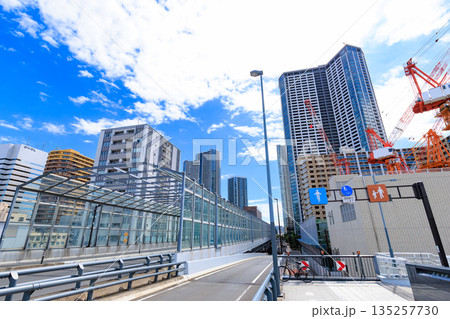 東京　中央区　環二通り沿いの都市風景（築地大橋付近） 135257730