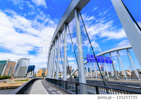 東京 中央区 環二通り沿いの都市風景(築地大橋付近) 東京 中央区 環二通り沿いの都市風景(築地大橋付近) 135257735