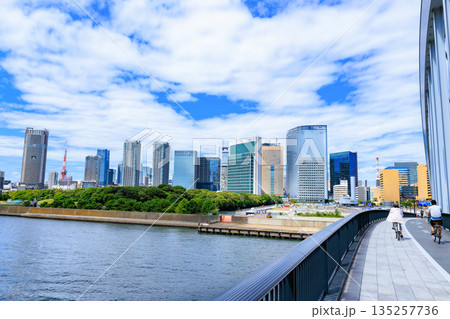 東京 中央区 環二通り沿いの都市風景(築地大橋付近) 東京 中央区 環二通り沿いの都市風景(築地大橋付近) 135257736