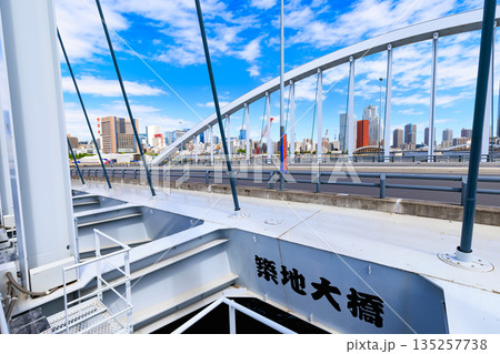 東京 中央区 環二通り沿いの都市風景(築地大橋付近) 東京 中央区 環二通り沿いの都市風景(築地大橋付近) 135257738