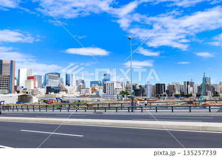 東京 中央区 環二通り沿いの都市風景(築地大橋付近) 東京 中央区 環二通り沿いの都市風景(築地大橋付近) 135257739