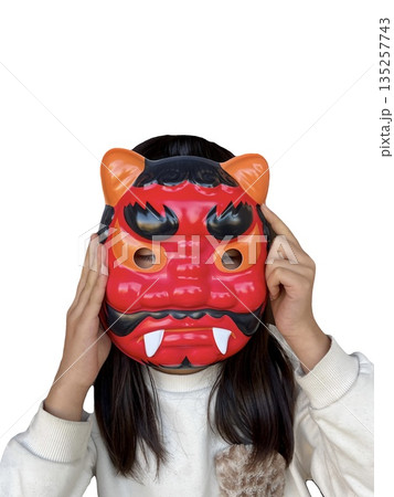 節分 鬼のお面を持つ女の子（白背景・切り抜き素材・コピースペース） 135257743
