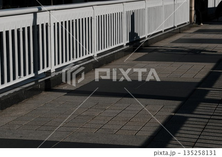 歩道橋のスロープのある歩道 歩道橋のスロープのある歩道 135258131