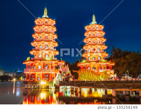 高雄 蓮池潭のシンボル 龍虎塔 高雄 蓮池潭のシンボル 龍虎塔 135258149