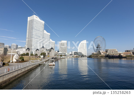 冬晴れのみなとみらい地区　横浜港 135258263