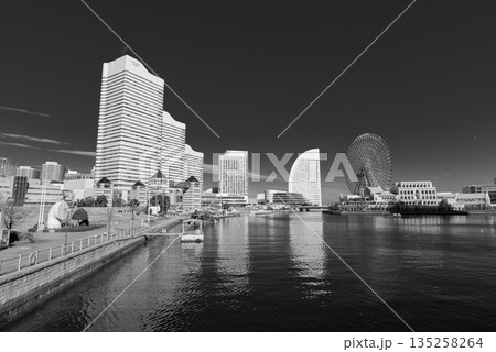 冬晴れのみなとみらい地区　横浜港 135258264