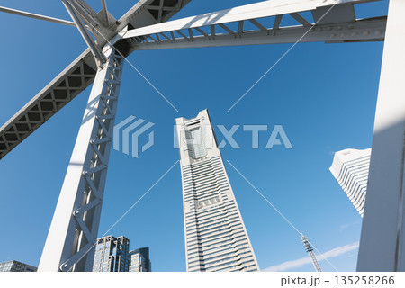 ランドマークタワーと汽車道の港二号橋梁の鉄骨 ランドマークタワーと汽車道の港二号橋梁の鉄骨 135258266