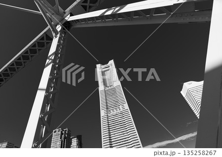 ランドマークタワーと汽車道の港二号橋梁の鉄骨 ランドマークタワーと汽車道の港二号橋梁の鉄骨 135258267