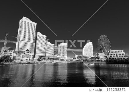 冬晴れのみなとみらい地区　横浜港 135258271