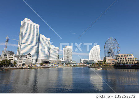 冬晴れのみなとみらい地区　横浜港 135258272