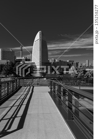 冬晴れのみなとみらい地区 横浜港 冬晴れのみなとみらい地区 横浜港 135258277