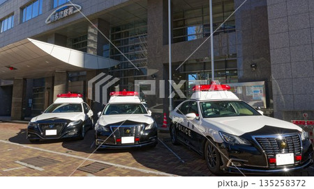 博多警察署前に整列する福岡県警のパトカー 135258372