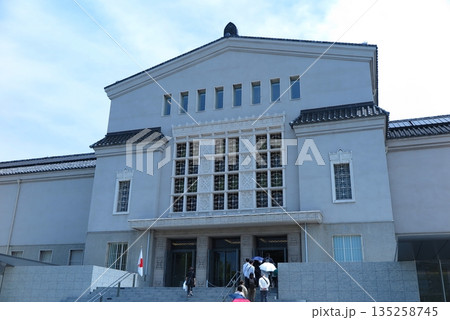 大阪市の天王寺公園、園内の施設：大阪市立美術館の正面入口 135258745