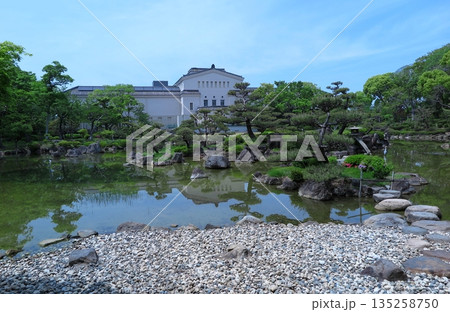 大阪市の天王寺公園、園内の施設：大阪市立美術館に隣接する「慶沢園」、背後に美術館の建物 135258750