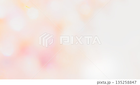 ふんわりキラキラ背景　淡いオレンジ　ピンク色　玉ボケぼかしグラデーション 135258847