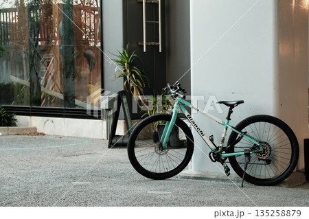 お洒落な自転車のある風景 ビアンキ MTB 駐輪 イメージ素材 コピースペース お洒落な自転車のある風景 ビアンキ MTB 駐輪 イメージ素材 コピースペース 135258879