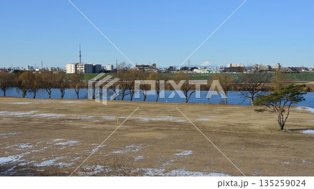 江戸川堤、富士山と東京スカイツリー遠景 135259024