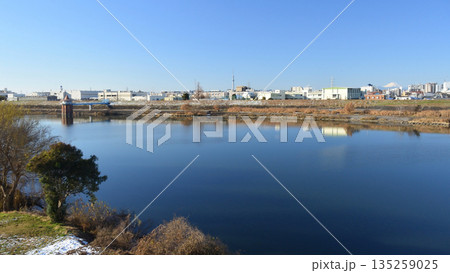 江戸川堤、富士山と東京スカイツリーと金町浄水場取水塔 135259025