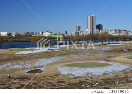 江戸川堤、金町浄水場取水塔と河川敷のゴルフ場 江戸川堤、金町浄水場取水塔と河川敷のゴルフ場 135259026
