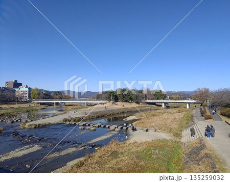 飛び石がつなぐ鴨川デルタの風景 飛び石がつなぐ鴨川デルタの風景 135259032