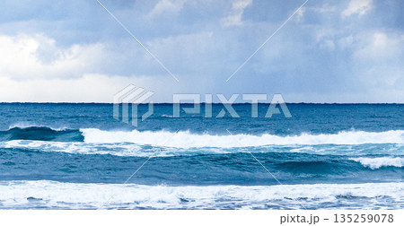 雪降る冬の山陰地方鳥取にある東浜の海岸から見る荒々しい日本海 135259078