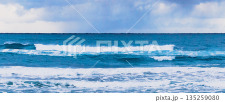 雪降る冬の山陰地方鳥取にある東浜の海岸から見る荒々しい日本海 雪降る冬の山陰地方鳥取にある東浜の海岸から見る荒々しい日本海 135259080