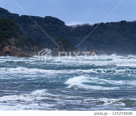 雪降る冬の山陰地方鳥取にある東浜の海岸から見る荒々しい日本海 135259086
