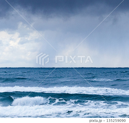 雪降る冬の山陰地方鳥取にある東浜の海岸から見る荒々しい日本海 雪降る冬の山陰地方鳥取にある東浜の海岸から見る荒々しい日本海 135259090