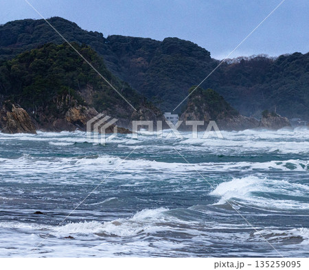雪降る冬の山陰地方鳥取にある東浜の海岸から見る荒々しい日本海 雪降る冬の山陰地方鳥取にある東浜の海岸から見る荒々しい日本海 135259095