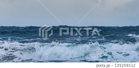 雪降る冬の山陰地方鳥取にある東浜の海岸から見る荒々しい日本海 135259112
