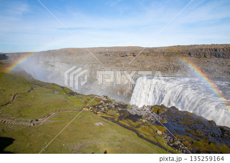 北欧の島国アイスランド共和国北部 ヨークルスアゥアゥフィヨットルム川を流れ落ちるデティフォスと虹 北欧の島国アイスランド共和国北部 ヨークルスアゥアゥフィヨットルム川を流れ落ちるデティフォスと虹 135259164