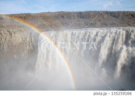 北欧の島国アイスランド共和国北部　ヨークルスアゥアゥフィヨットルム川を流れ落ちるデティフォスと虹 135259166