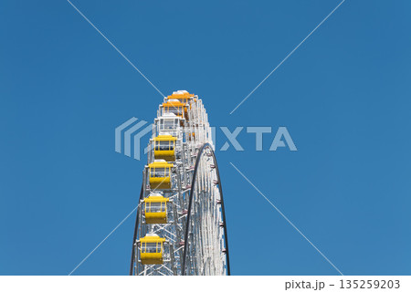 青空と横浜みなとみらいのコスモクロック21 135259203