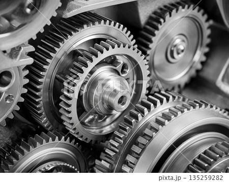 エンジニアリングを象徴する歯車の接写 エンジニアリングを象徴する歯車の接写 135259282