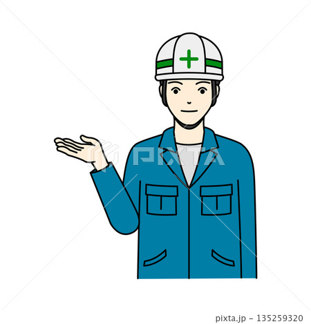 作業服とヘルメット姿で片手を広げて案内・紹介する男性 135259320