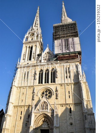 クロアチアの首都ザグレブの象徴であるザグレブ大聖堂 青空に映えるネオゴシック様式の建築 クロアチアの首都ザグレブの象徴であるザグレブ大聖堂 青空に映えるネオゴシック様式の建築 135259322